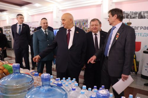К итоговой сессии Совета района нурлатцы развернули масштабную выставку, посвященную достижениям района