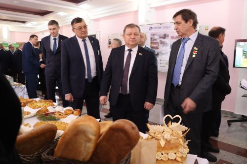 К итоговой сессии Совета района нурлатцы развернули масштабную выставку, посвященную достижениям района