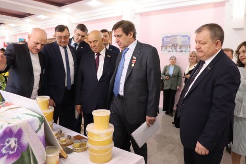 К итоговой сессии Совета района нурлатцы развернули масштабную выставку, посвященную достижениям района