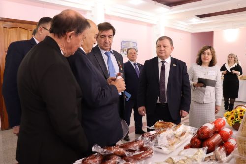 К итоговой сессии Совета района нурлатцы развернули масштабную выставку, посвященную достижениям района