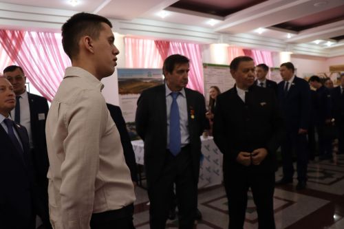 К итоговой сессии Совета района нурлатцы развернули масштабную выставку, посвященную достижениям района