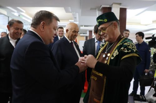К итоговой сессии Совета района нурлатцы развернули масштабную выставку, посвященную достижениям района