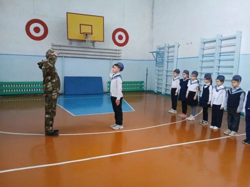 Равнение на героев: в Кульбаево-Марасинской школе прошел смотр строя и песни