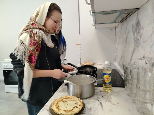 «Скородум» накрывает на стол: в «Мирасе» встречают третий день Масленицы с блинами и чаем