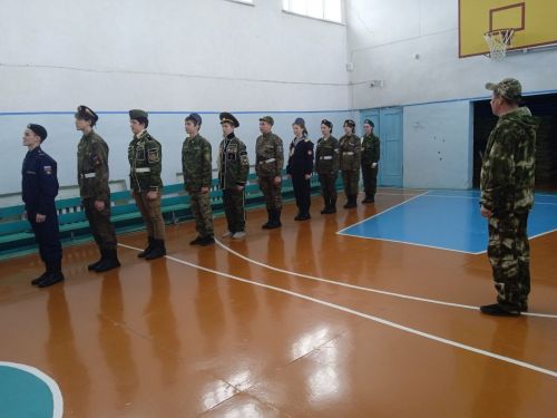 Равнение на героев: в Кульбаево-Марасинской школе прошел смотр строя и песни