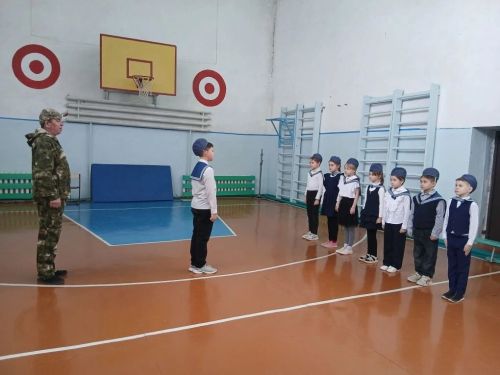 Равнение на героев: в Кульбаево-Марасинской школе прошел смотр строя и песни