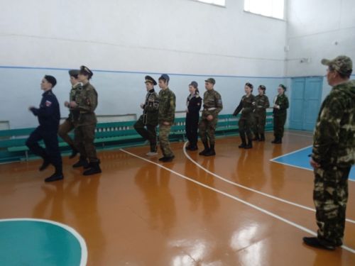 Равнение на героев: в Кульбаево-Марасинской школе прошел смотр строя и песни