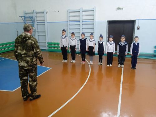Равнение на героев: в Кульбаево-Марасинской школе прошел смотр строя и песни