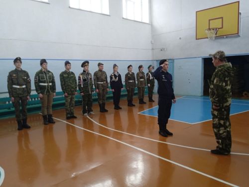 Равнение на героев: в Кульбаево-Марасинской школе прошел смотр строя и песни
