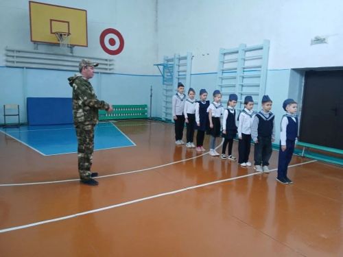 Равнение на героев: в Кульбаево-Марасинской школе прошел смотр строя и песни