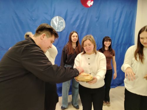 «Скородум» накрывает на стол: в «Мирасе» встречают третий день Масленицы с блинами и чаем