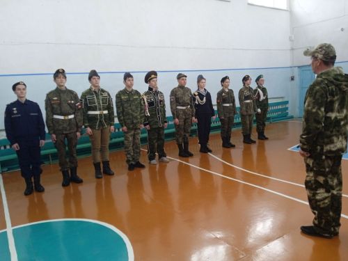 Равнение на героев: в Кульбаево-Марасинской школе прошел смотр строя и песни