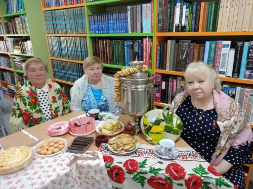 Вкусная Масленица в библиотеке: «Веста» встретила весну блинами и самоваром