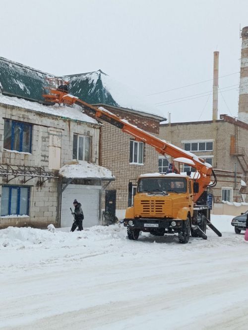 Нурлатта күпкатлы йорт түбәсеннән кар төшеп, бер машина юлда тоткарланып калган, икенчесенә зыян килгән