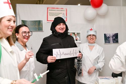 Сотрудницы НГДУ «Нурлатнефть» устроили для мужчин шуточный медпункт в честь 23 февраля