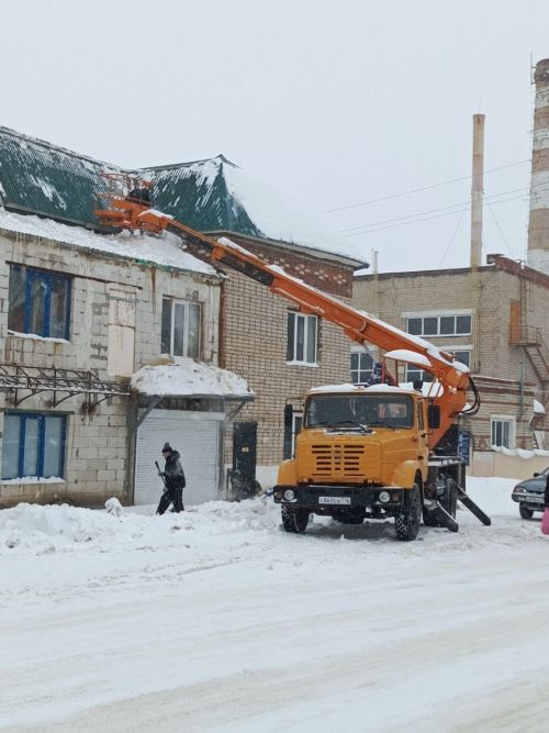 Нурлатцам советуют чаще смотреть наверх из-за схода снега с крыш