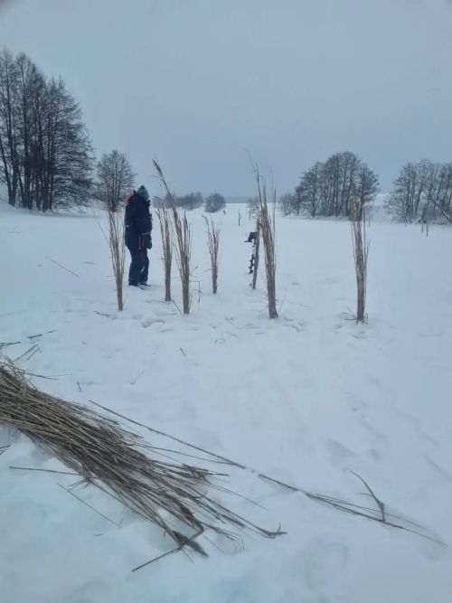 Нурлатцы спасают рыбу от зимнего замора: в районе прошла акция «Рыбе – быть!»