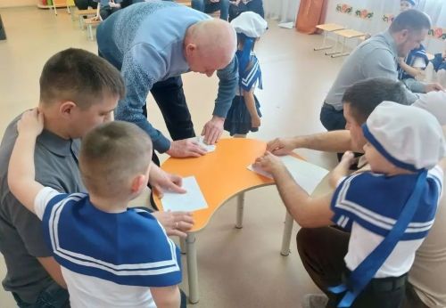 От парада малышей до сказки с Емелей: как в «Солнышке» славили защитников