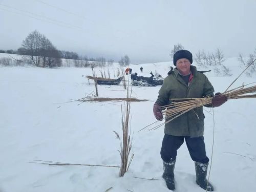Нурлатцы спасают рыбу от зимнего замора: в районе прошла акция «Рыбе – быть!»