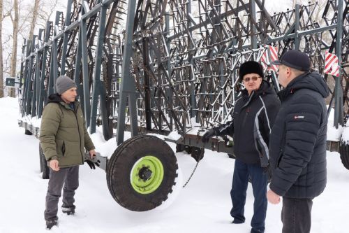 Экзамен на готовность механизаторы  «Агрофирмы 15» «сдадут» в поле