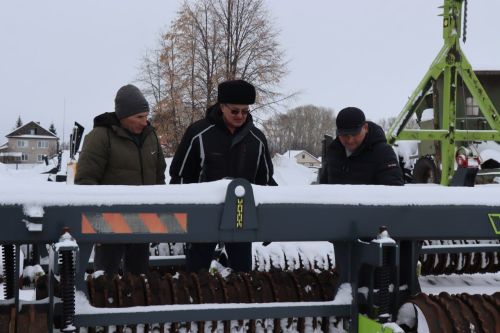 Экзамен на готовность механизаторы  «Агрофирмы 15» «сдадут» в поле