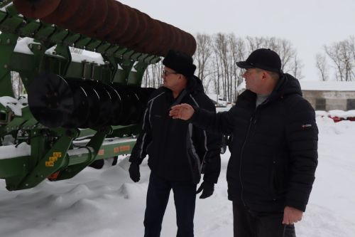 Экзамен на готовность механизаторы  «Агрофирмы 15» «сдадут» в поле
