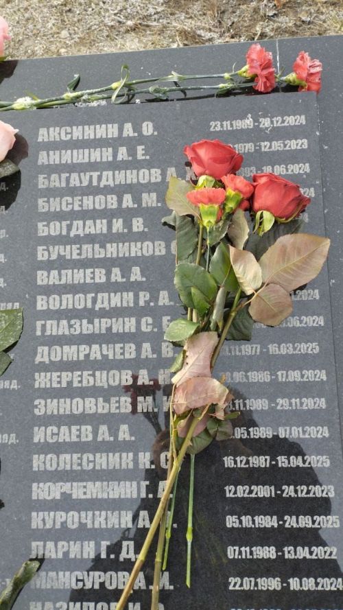«Он навсегда остался 24-летним героем»: в день рождения Айрата Бисенова его маме вручили удостоверение волонтера