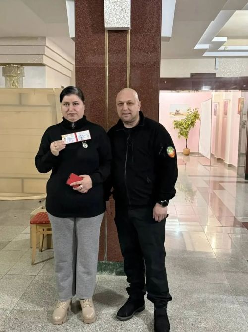 «Он навсегда остался 24-летним героем»: в день рождения Айрата Бисенова его маме вручили удостоверение волонтера