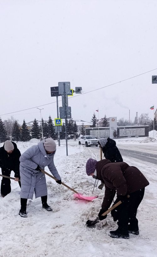 В «Гармонии» Нурлата сотрудники вышли на борьбу со снегом ради доступной среды