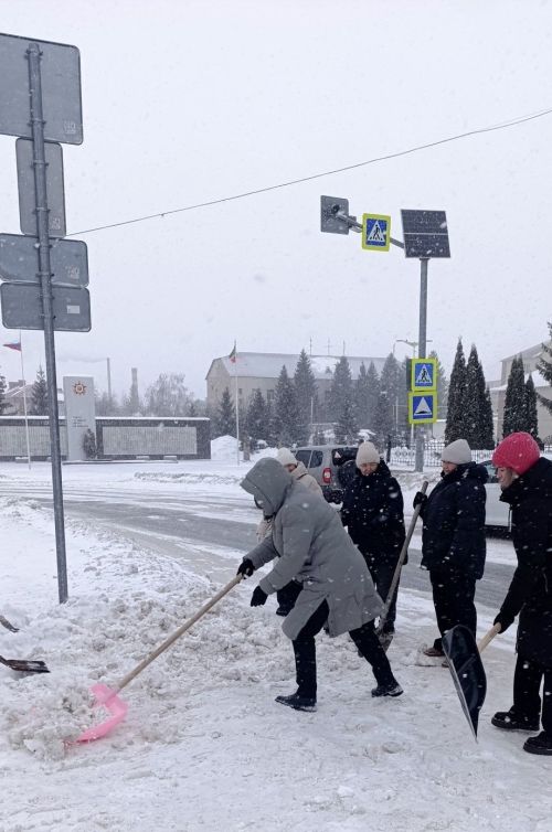 В «Гармонии» Нурлата сотрудники вышли на борьбу со снегом ради доступной среды