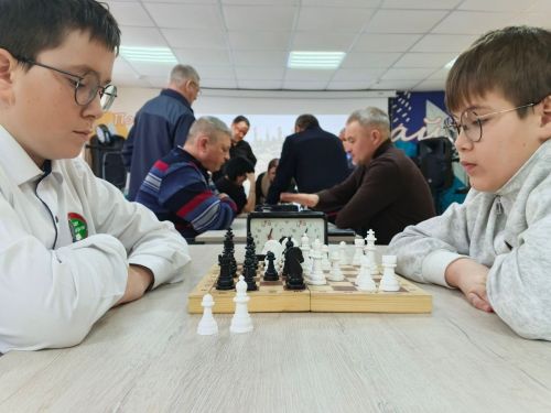 «Связь поколений» из Нурлата: серебро республиканского турнира по шахматам у семейной команды Хасанзяновых