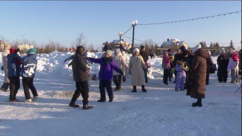 В Центральном парке города разбирали автомат и танцевали под “Синий платочек”
