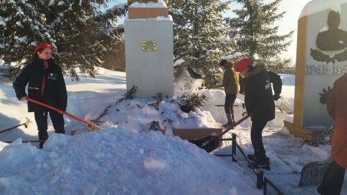 Нурлатские школьники провели патриотический субботник у памятников воинам-землякам
