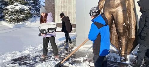 Нурлатские школьники провели патриотический субботник у памятников воинам-землякам