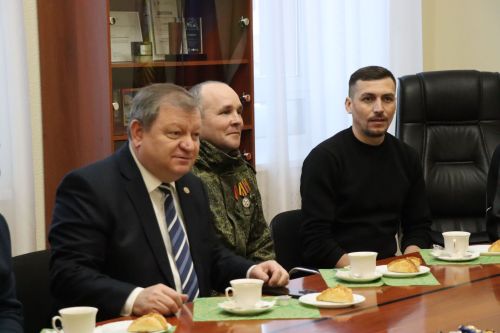 Дамир Ишкинеев встретился с бойцами СВО, прибывшими в отпуск
