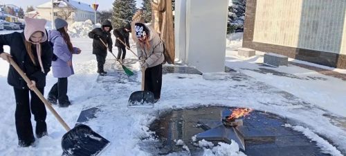 Нурлатские школьники провели патриотический субботник у памятников воинам-землякам