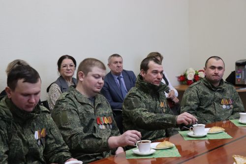 Дамир Ишкинеев встретился с бойцами СВО, прибывшими в отпуск