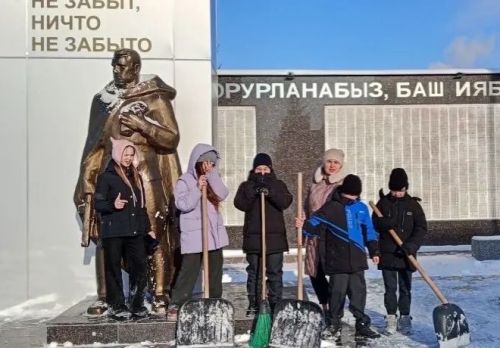 Нурлатские школьники провели патриотический субботник у памятников воинам-землякам