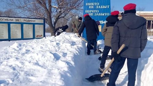 Нурлатские школьники провели патриотический субботник у памятников воинам-землякам