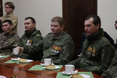 Дамир Ишкинеев встретился с бойцами СВО, прибывшими в отпуск