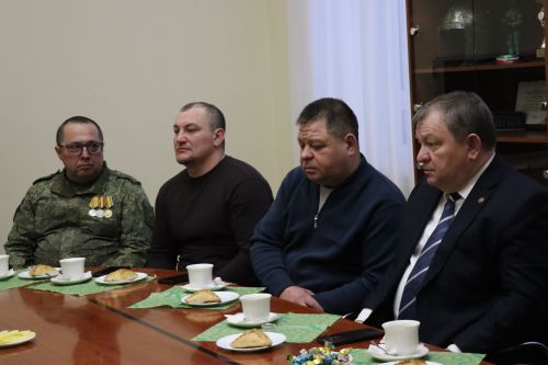 Дамир Ишкинеев встретился с бойцами СВО, прибывшими в отпуск