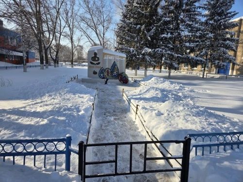 Нурлатские школьники провели патриотический субботник у памятников воинам-землякам