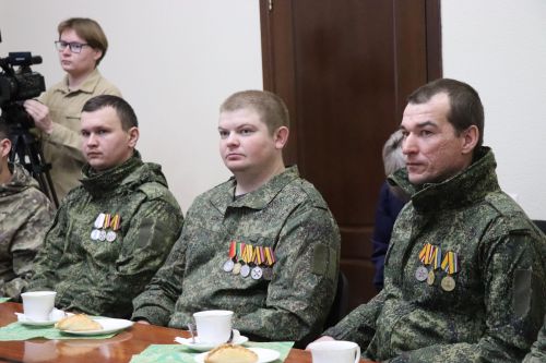Дамир Ишкинеев встретился с бойцами СВО, прибывшими в отпуск
