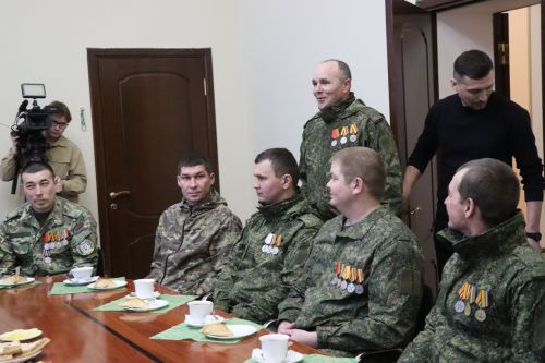 Дамир Ишкинеев встретился с бойцами СВО, прибывшими в отпуск