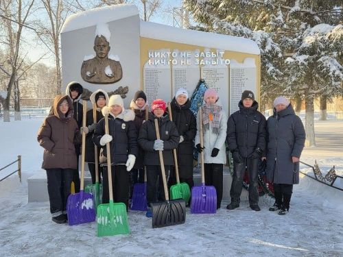 Нурлатские школьники провели патриотический субботник у памятников воинам-землякам