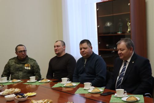 Дамир Ишкинеев встретился с бойцами СВО, прибывшими в отпуск