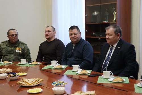 Дамир Ишкинеев встретился с бойцами СВО, прибывшими в отпуск