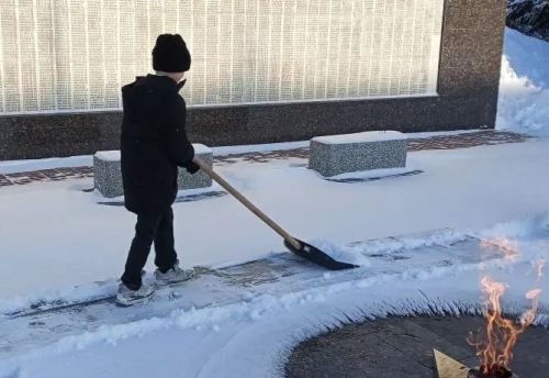 Нурлатские школьники провели патриотический субботник у памятников воинам-землякам