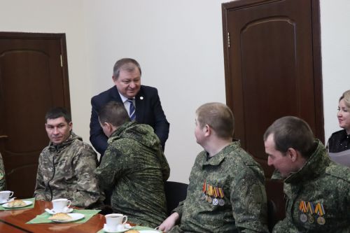 Дамир Ишкинеев встретился с бойцами СВО, прибывшими в отпуск