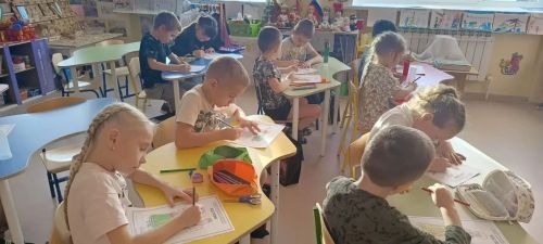 Краски дружбы: в детском саду «Белочка» малыши «оживили» костюмы народов России